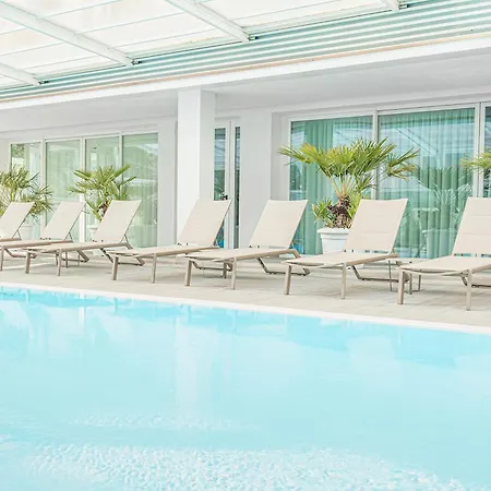 Hotell With Swimming Pool In *